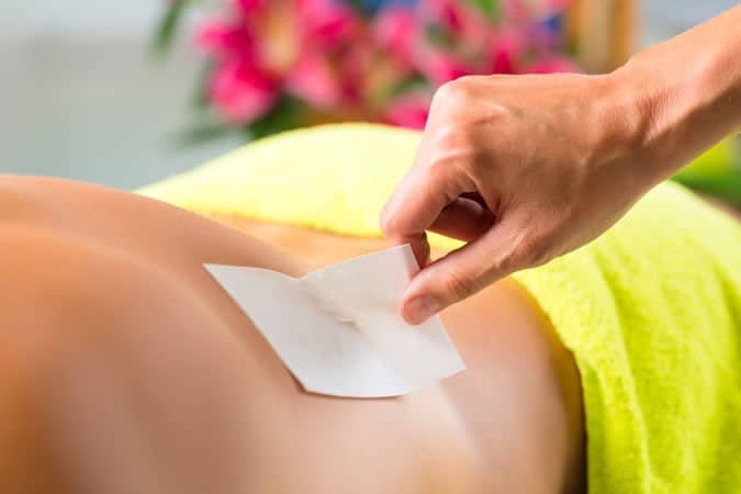 Man getting his back waxed