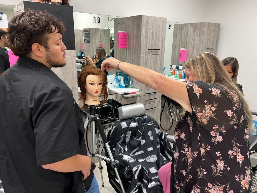 Texas school program trains students to become barbers